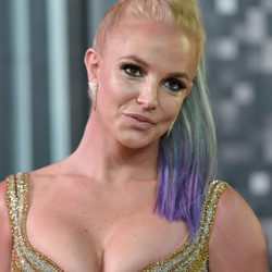 Britney Spears con una coleta alta y mechas de colores