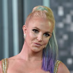 Britney Spears con una coleta alta y mechas de colores