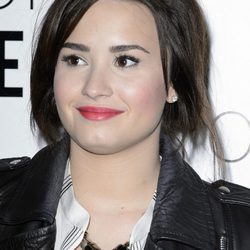 Demi Lovato con pelo corto y negro