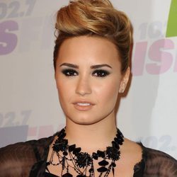 Demi Lovato con pelo rasurado y cresta