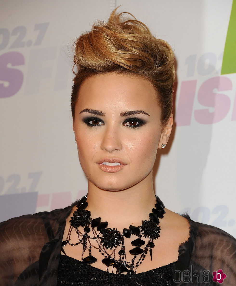 Demi Lovato con pelo rasurado y cresta