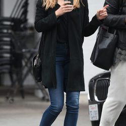Elizabeth Olsen con ojeras tomando café en Los Angeles