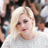 Kristen Stewart con smokey eyes y labios rojos en Cannes 2016