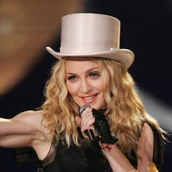 Madonna con sombrero de copa y pelo liso