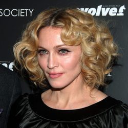 Madonna con la raya en medio y pelo rizado