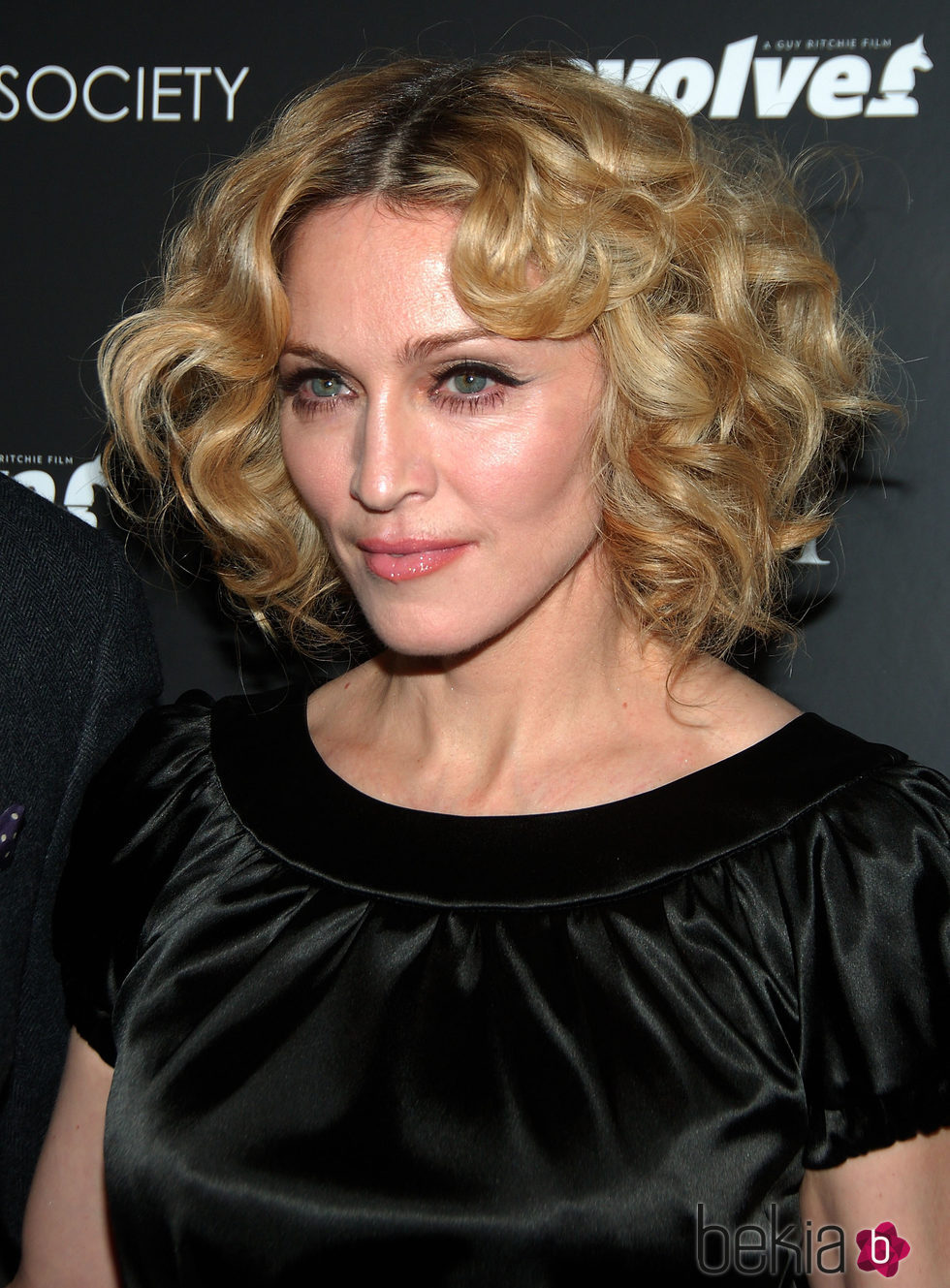 Madonna con la raya en medio y pelo rizado
