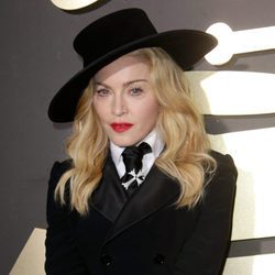 Madonna con sombrero flamenco y cabello con ondas