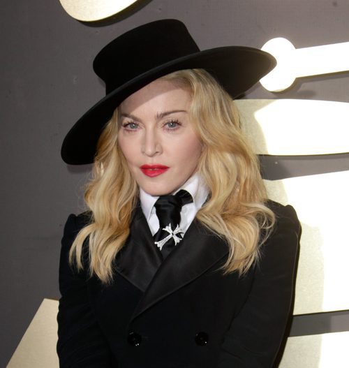Madonna con sombrero flamenco y cabello con ondas