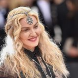Madonna con tiara con pedrería y pelo con ondas