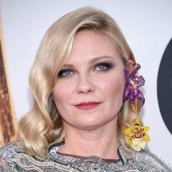 Kirsten Dunst con un pendiente maxi floral - Foto en Bekia Belleza