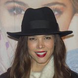 Juana Acosta con el cabello suelto y un sombrero negro