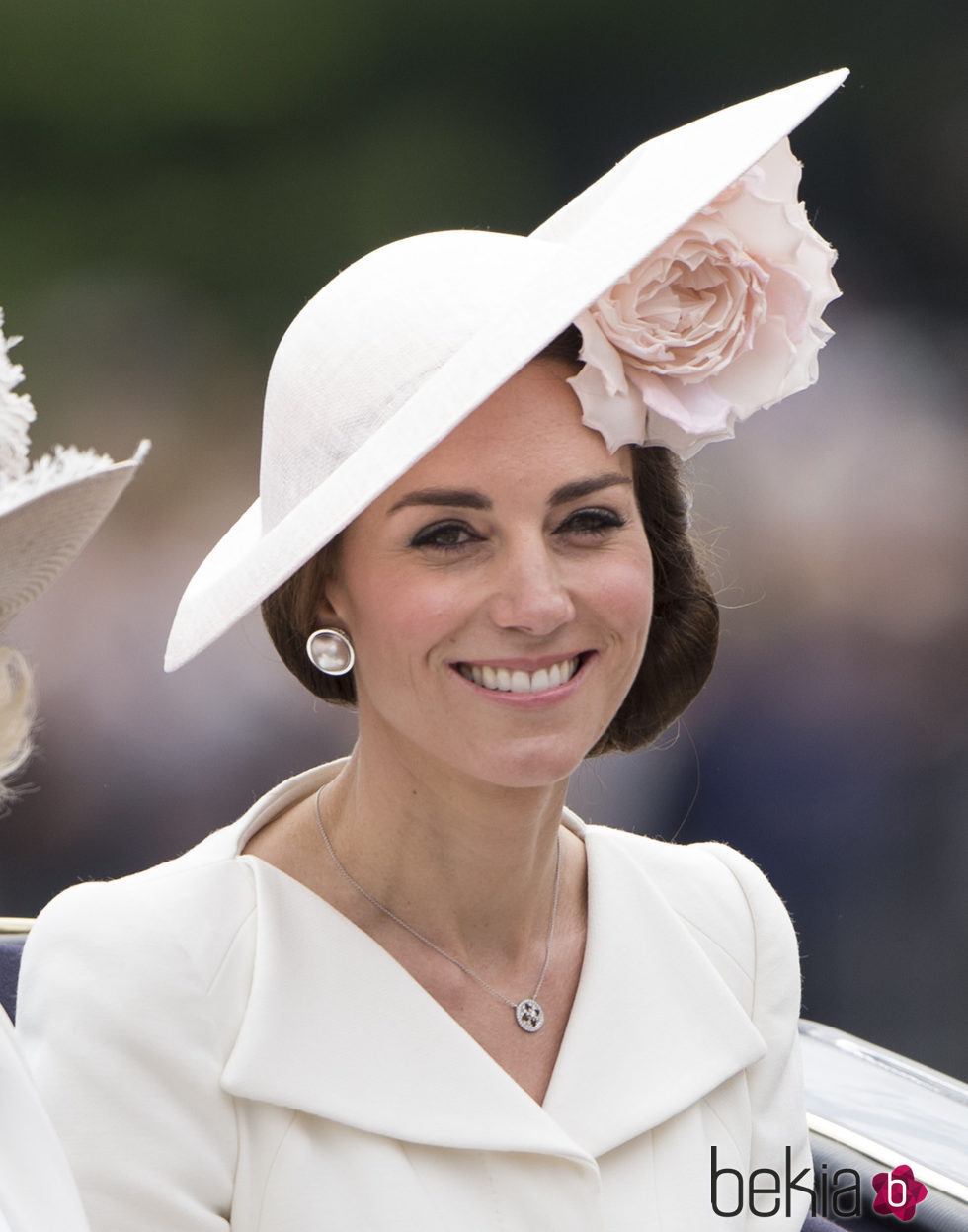 Kate Middleton con un tocado en rosa palo floral