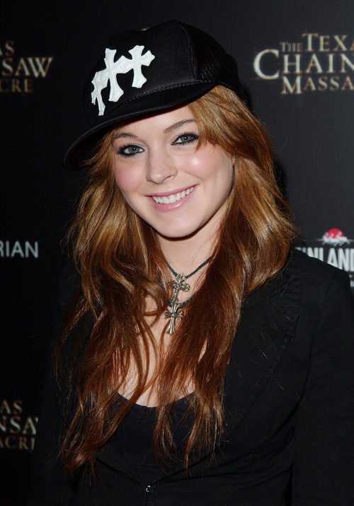 Lindsay Lohan con una gorra negra y peinado suelto