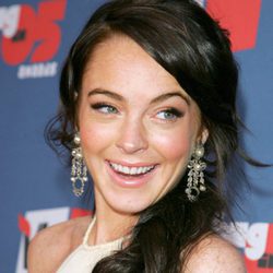 Lindsay Lohan con una coleta baja ladeada
