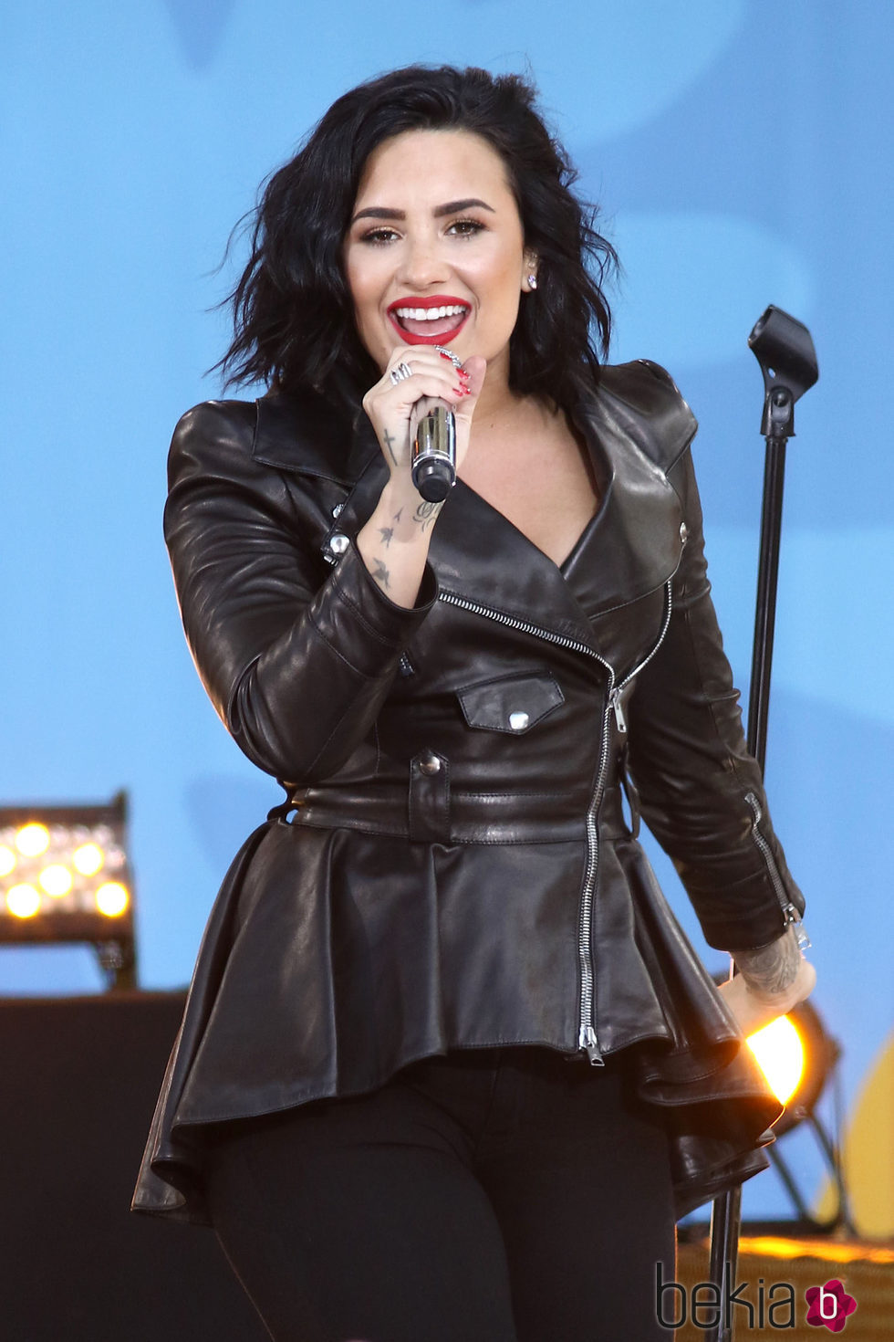 Demi Lovato luciendo melena actuando en directo en 'Good Morning America'