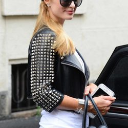 Paris Hilton con una coleta ladeada haciendo compras por Milan
