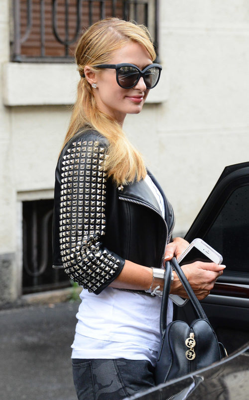 Paris Hilton con una coleta ladeada haciendo compras por Milan