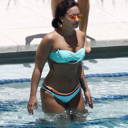 Demi Lovato con unas gafas de sol en espejo y un moño