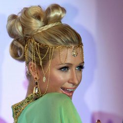 Paris Hilton con un recogido de bucles y joyas de pelo