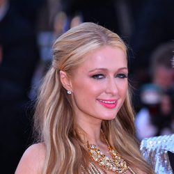 Paris Hilton con mechas rubias y castañas