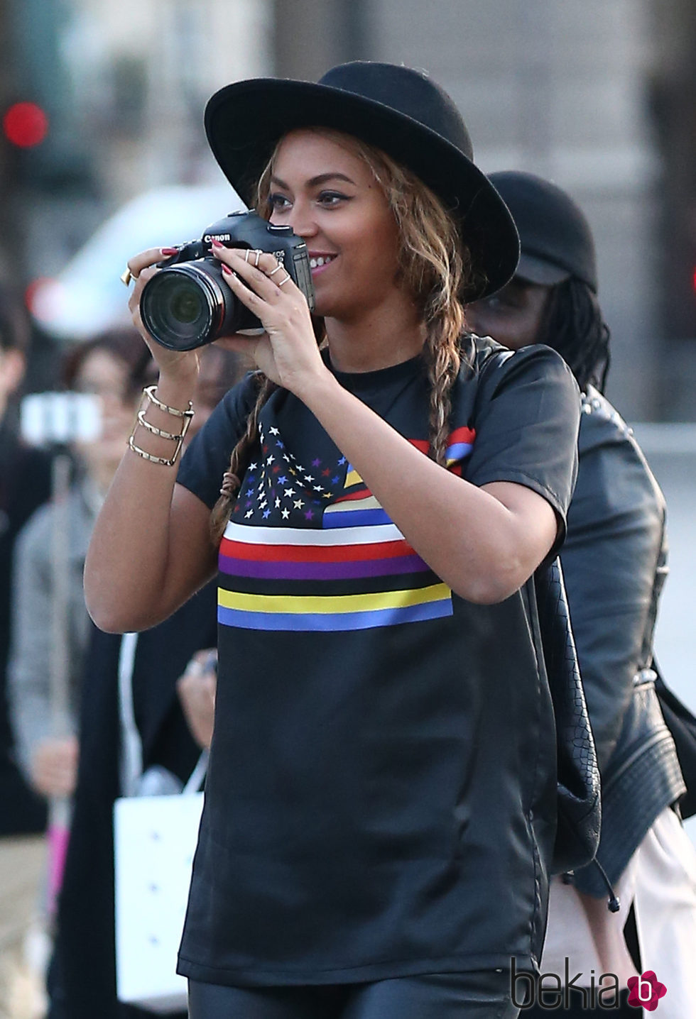 Beyoncé con trenzas y sombrero en París