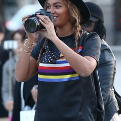 Beyoncé con trenzas y sombrero en París