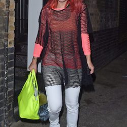 Lily Allen en Londres con el pelo negro y rojo