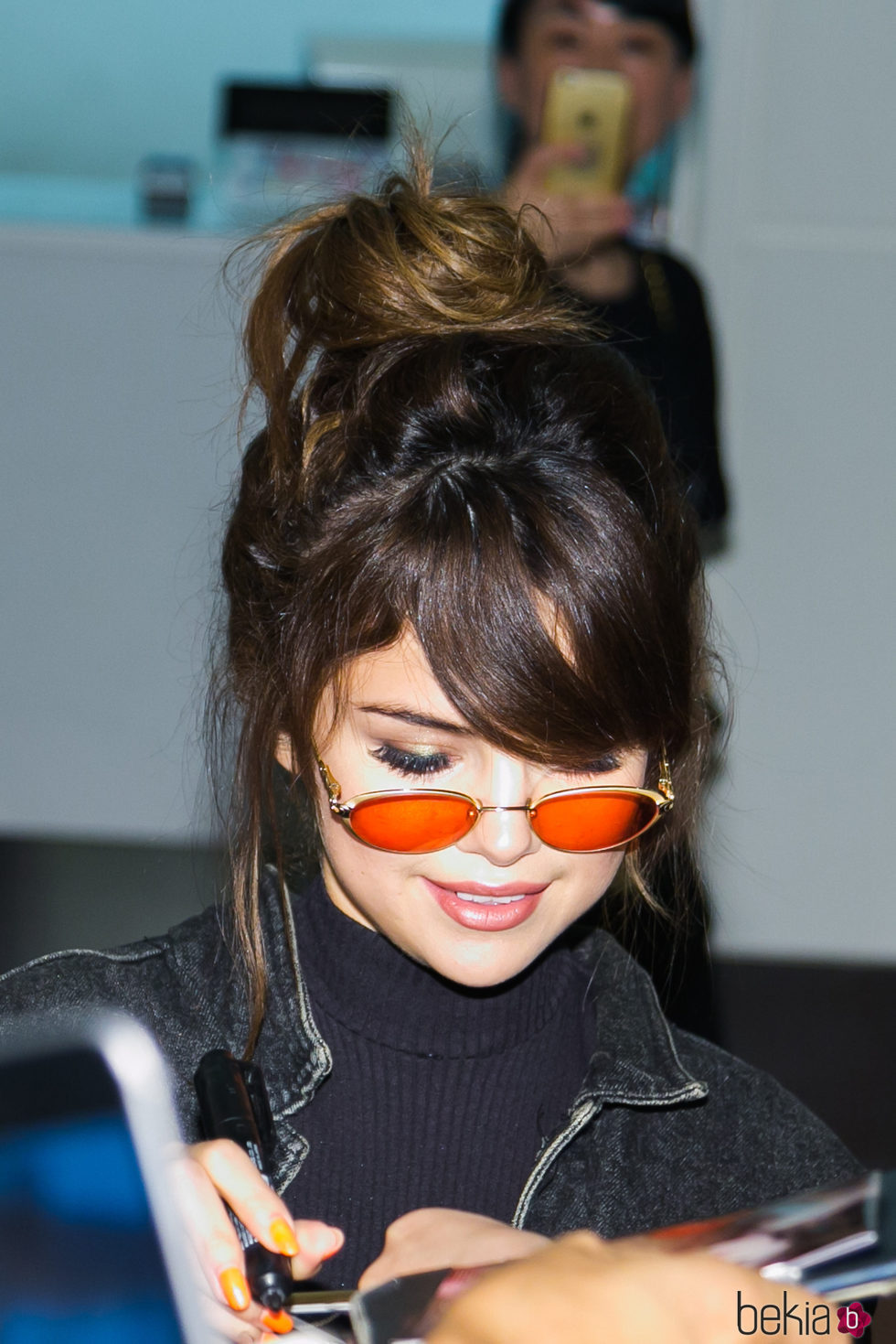 Selena Gomez con gafas naranjas en Tokio