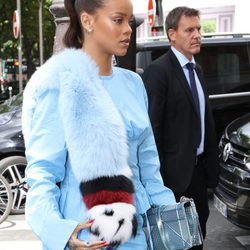 Rihanna en Paris de azul