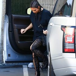 Kim Kardashian con anillos de cabello en Beverly Hills