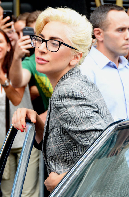 Lady Gaga con gafas de pasta en Nueva York