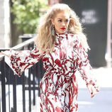 Rita Ora paseando por Nueva York con el pelo cardado
