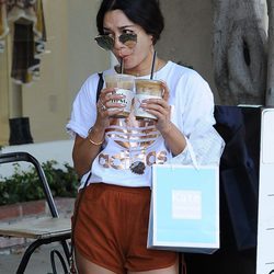 Vanessa Hudgens bebiendo café en West Hollywood
