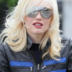 Gwen Stefani con la melena al viento y flequillo
