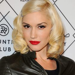 Gwen Stefani con el pelo recogido en una horquilla