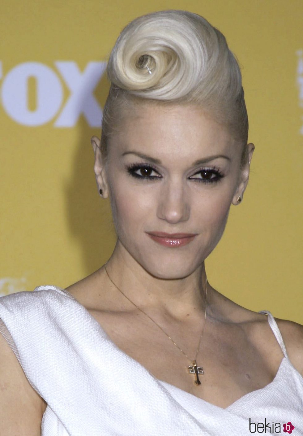 Gwen Stefani con una espiral en la cabeza