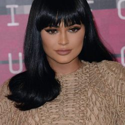 Kylie Jenner con el pelo negro brillante y flequillo