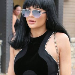 Kylie Jenner con gafas de sol y flequillo