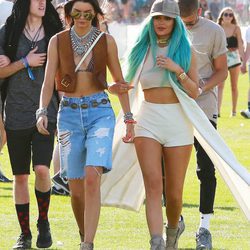 Kylie Jenner con el pelo azul y una gorra marrón