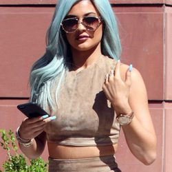 Kylie Jenner con una peluca de pelo azul