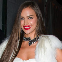 Irina Shayk se pasa con el labial rojo