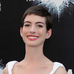 Anne Hathaway sigue presumiendo de pixie