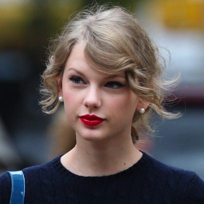 Taylor Swift con labios rojo pasión
