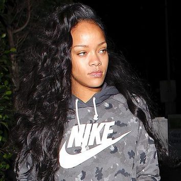Rihanna presume de melena con extensiones