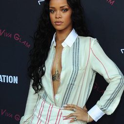 Rihanna, fan de las uñas postizas