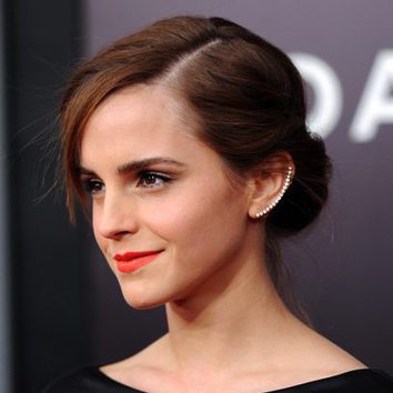 Look de Emma Watson: moño y flequillo a un lado