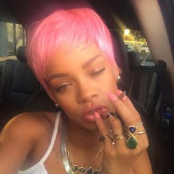 Rihanna se pasa al rosa chicle