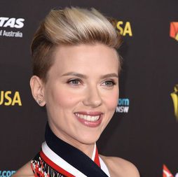 Scarlett Johansson se pasa al 'slade shave'
