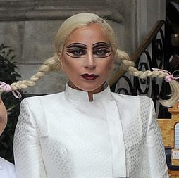 Lady Gaga, la muñeca siniestra
