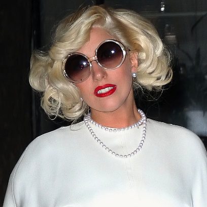 Lady Gaga con labios rojo pasión